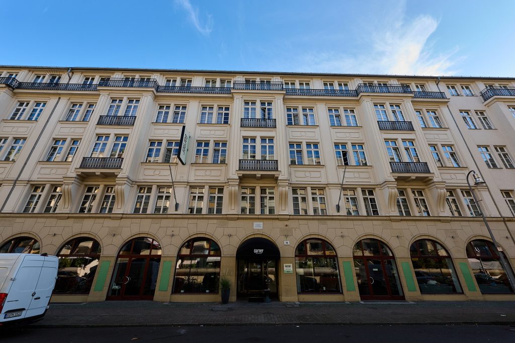 Sanierte Gründerzeit-Fassade eines Berliner Wohn- und Geschäftshauses