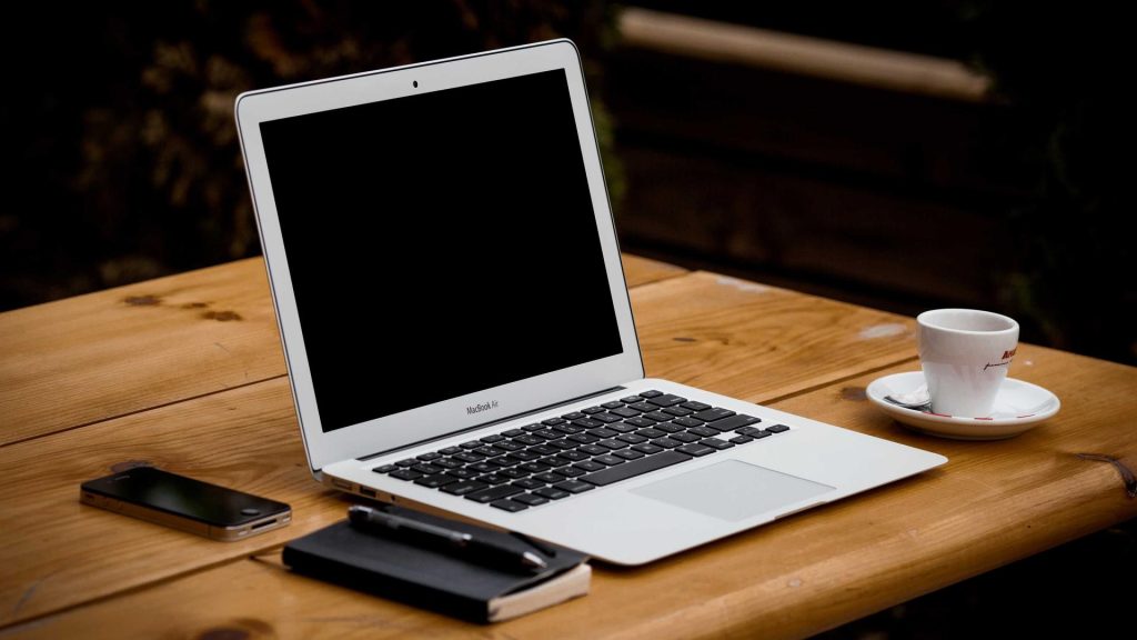 Aufgeklappter Laptop auf einem Schreibtisch — der digitale Kundenbereich entsteht
